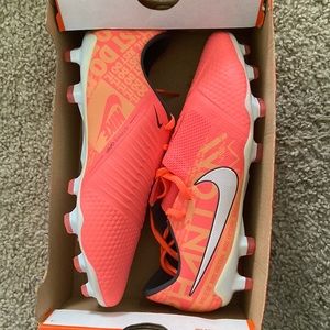 Unisex size 8.5 men or 10 in woman Nike soccer cleats, brand new